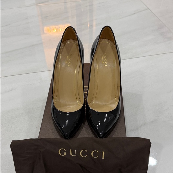 Gucci Women's Black Patent Leather Pointed-Toe stiletto pumps - Picture 2 of 4
